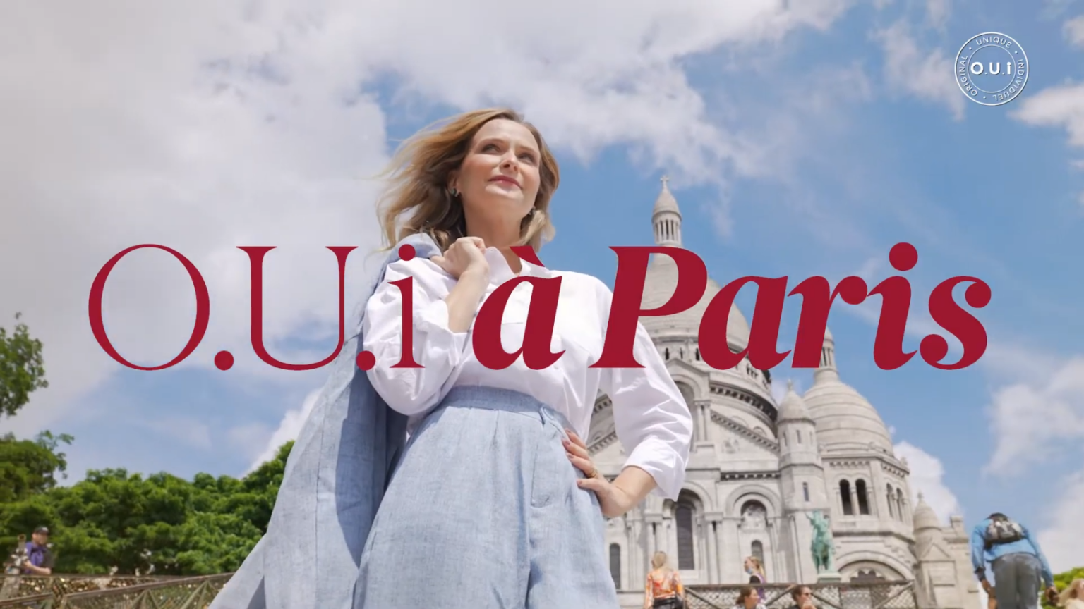 Mulher elegante em frente à Basílica de Sacré-Cœur em Paris para campanha publicitária da marca O.U.i