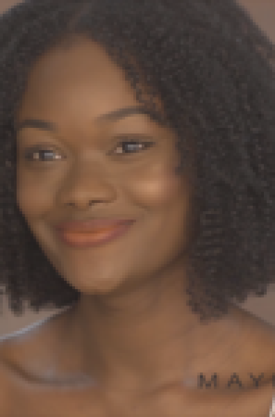 Modelo sorrindo em gravação de spot publicitário para Maybelline, produção audiovisual profissional